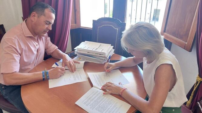 La alcaldesa en funciones Olivia Venegas firma un pacto de gobierno con el popular Antonio Lamela.