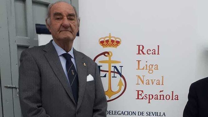 Pérez Aguilar durante una conferencia en la Real Liga Naval Española