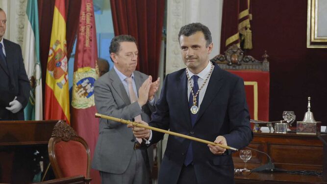 Bruno García recibe el bastón de mando de la ciudad.