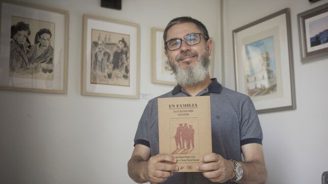 José Manuel Benítez Ariza posa con un ejemplar de su libro en uno de los rincones de la Torre Tavira en los que se muestran los dibujos de Martín Morgado.