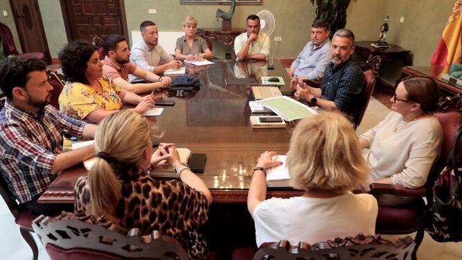 El nuevo Gobierno local de Rota ha celebrado este lunes su primera reunión de trabajo en el Palacio Municipal Castillo de Luna.