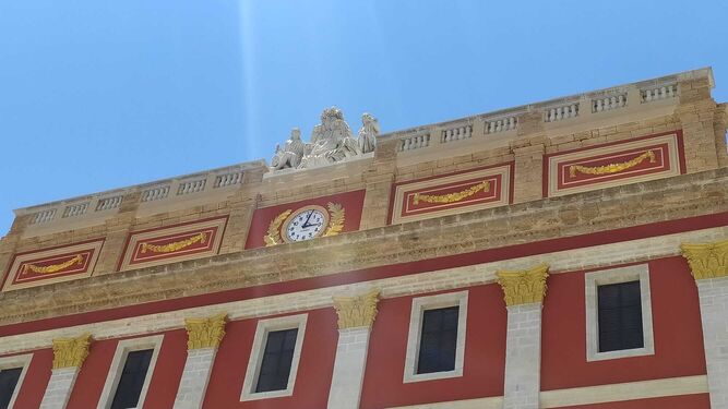 La fachada del Ayuntamiento de San Fernando vuelve a lucir su mejor imagen.