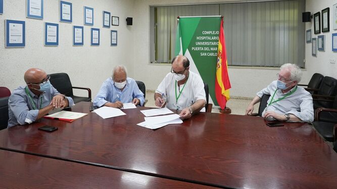 Firma del convenio entre el hospital de Cádiz y FAEM.