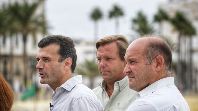 Bruno García y Juancho Ortiz, en un acto en agosto del año pasado junto a Antonio Repullo, secretario general del PP de Andalucía.