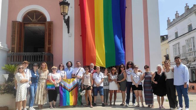 Despliegue de la bandera LGTBI en el Ayuntamiento de Puerto Real