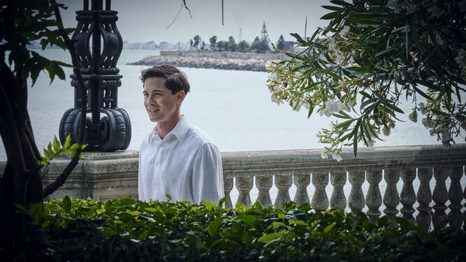 El actor Logan Lerman, rodando en la Alameda de Cádiz para una serie de Disney +