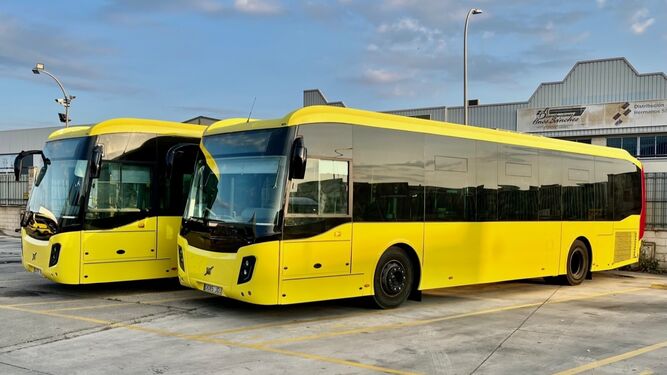 Los dos nuevos autobuses con tecnología anticontaminante.