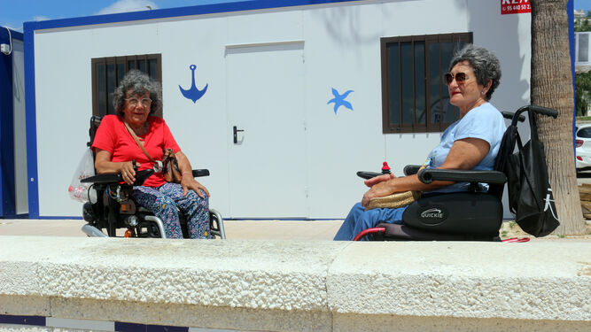 Rosa Ibáñez y María José Rivero, frente a la Playa de La Cachucha, en Puerto Real