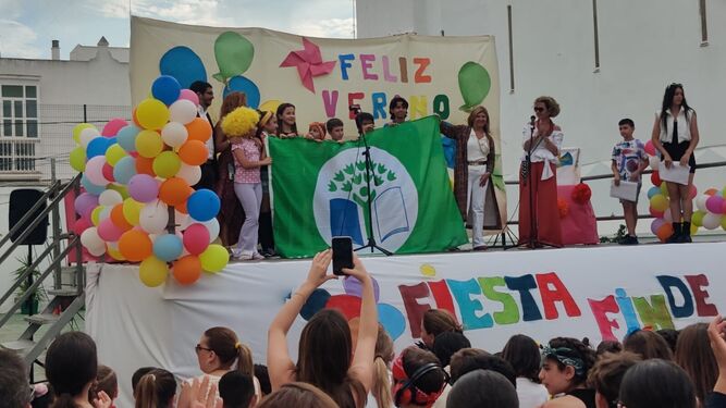 El colegio Las Cortes de San Fernando celebra su Bandera Verde en la fiesta de fin de curso. En la imagen, la delegada territorial de Educación, Isabel Paredes, en una simbólica entrega del galardón.