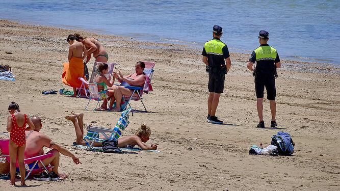 Dos policías hacen ronda en una playa de Cádiz