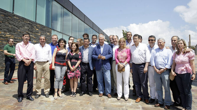 Javier Arenas y otros dirigentes del PP, en Algeciras junto a muchos de los alcaldes que logró este partido en la provincia de Cádiz en 2011.