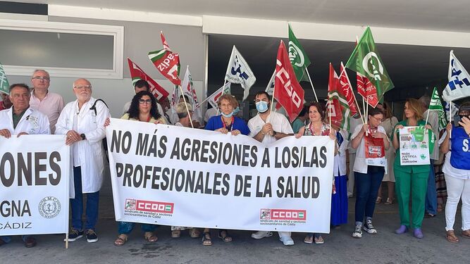 Protesta contra las agresiones a sanitarios en el Hospital de Puerto Real
