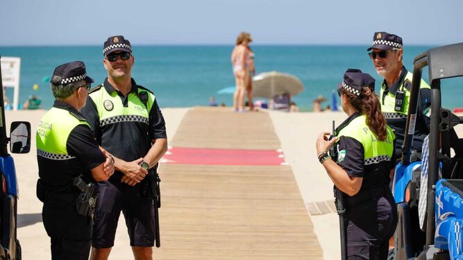 Agentes de la Policía Local de Cádiz en las playas este verano.