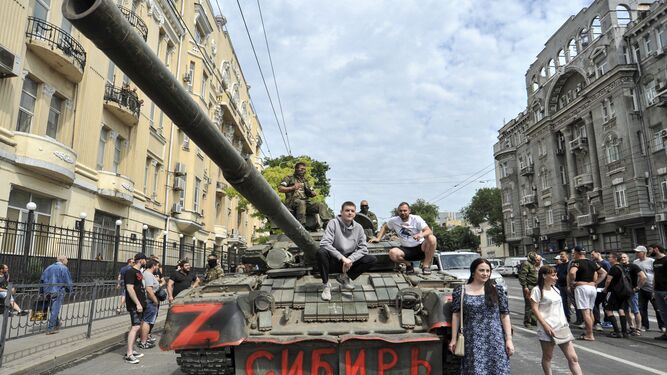 Ciudadanos se fotografían junto a un tanque en Rostov (Rusia).