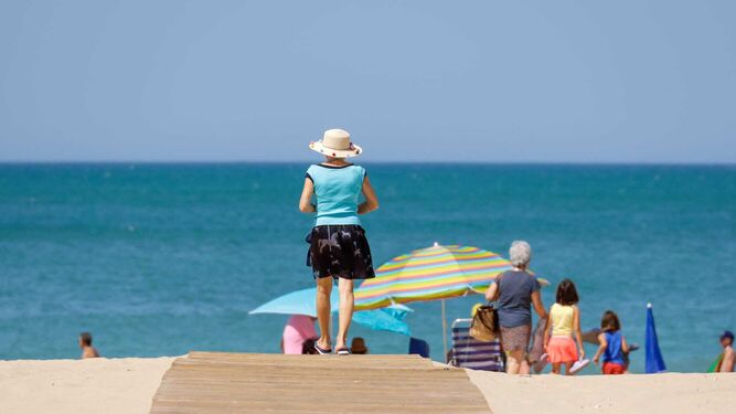 Una de las entradas a la playa de la Victoria de Cádiz este sábado.