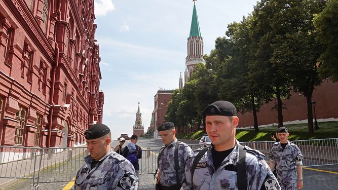 Patrulla de policías en Moscú un día después de la rebelión