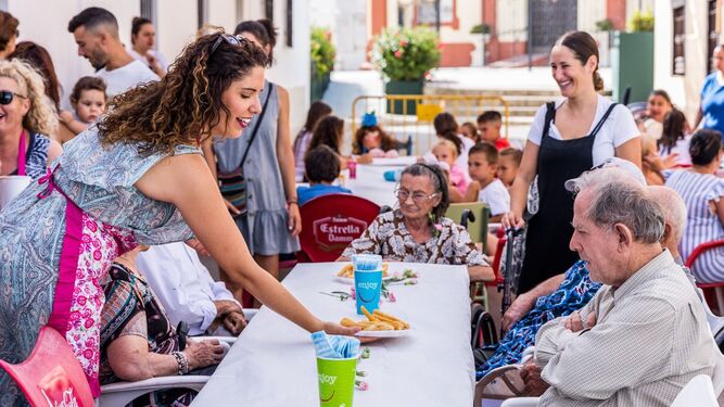 Desayuno para los mayores en el barrio de La Casería, durante la pasada Feria de San Juan.