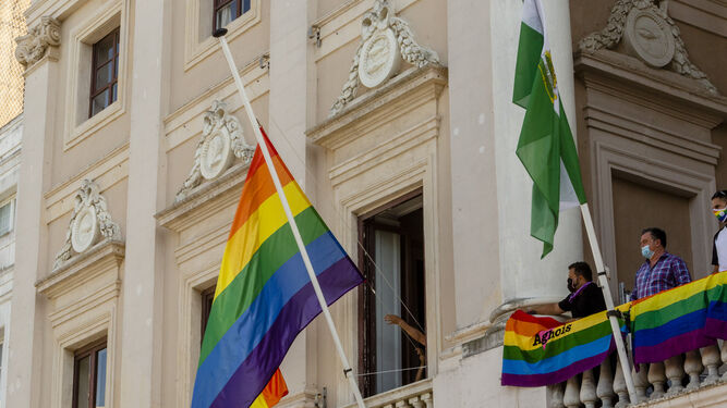 Izado de la bandera arcoiris en Cádiz en 2020.
