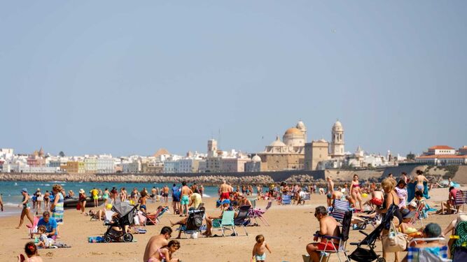 La playa, abarrotada en estos días de intenso calor en Cádiz.