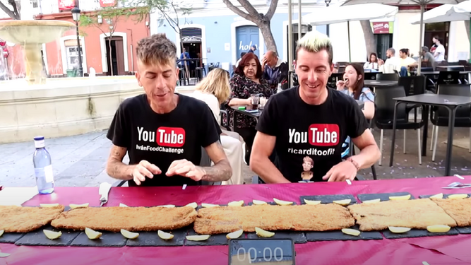 Dos youtubers en un reto ante cachopos de El Trompeta en El Mentidero.