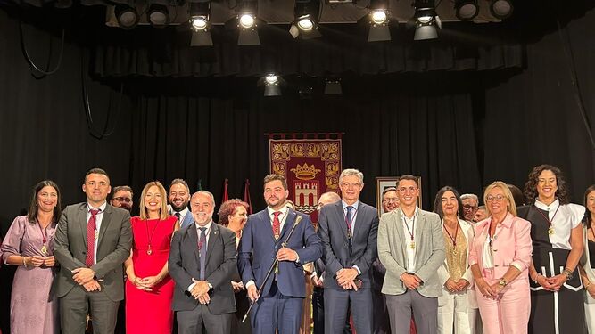 El arcense Miguel Rodríguez (en el centro con el bastón de mando) es el alcalde número 275 que suma la provincia de Cádiz en democracia