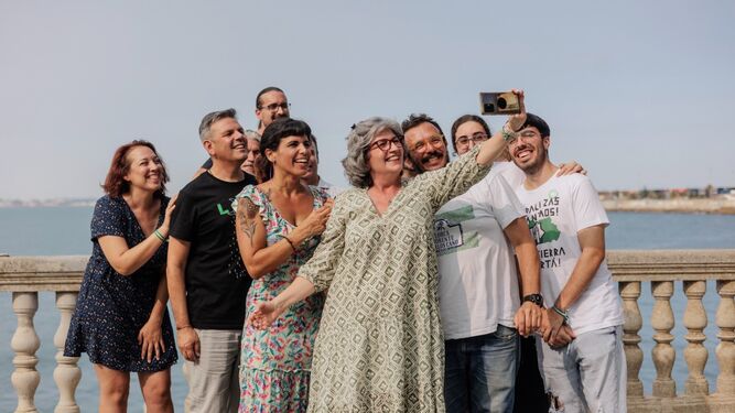 Los miembros de la candidatura de Adelante Andalucía se hacen un 'selfie' en la Alameda en Cádiz.