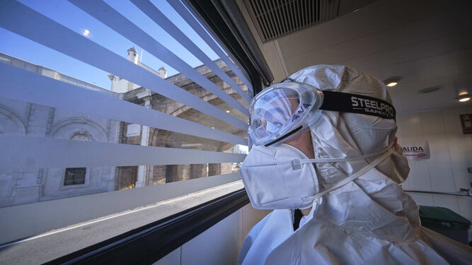 Un técnico en un puesto de vacunación durante la pandemia.