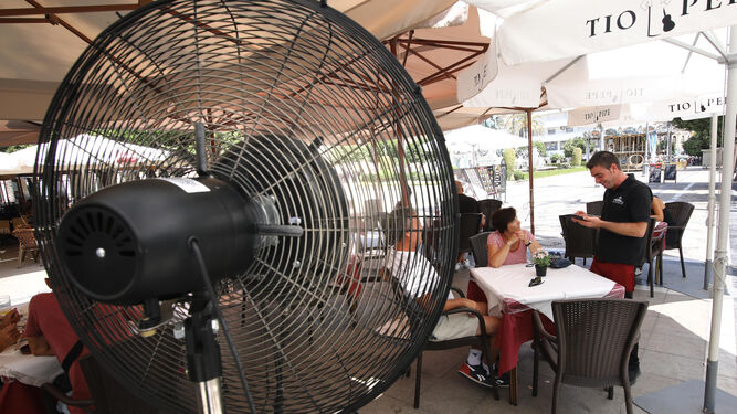 Un ventilador en una terraza de un bar de Jerez.