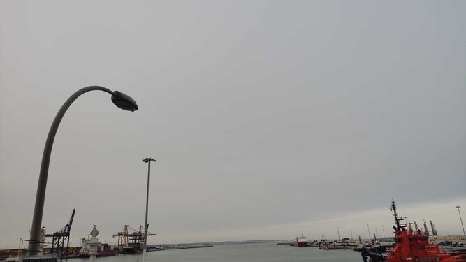 Imagen del cielo con humo en el puerto de Cádiz