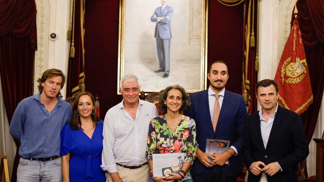 Los concejales Pablo Otero y Virginia Martín, los premiados Francisco Mena, Susana Domínguez y Jesús Domínguez Riscart, y el alcalde de Cádiz.