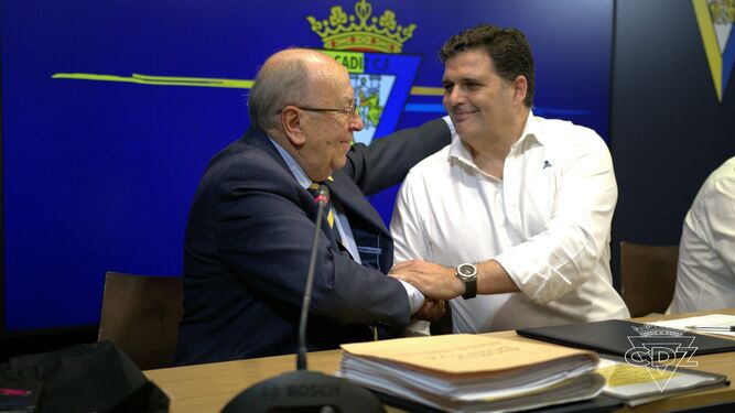 Saludo afectuoso entre Martín José García y Rafael Contreras tras anunciarse el acuerdo.