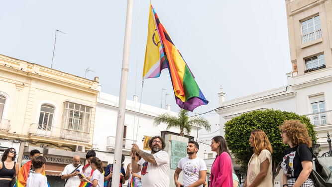 Momento del izado de la bandera LGTBIQA+ en la Plaza de la Iglesia.