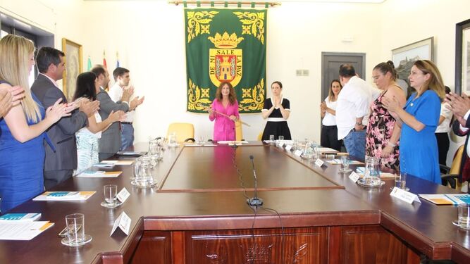 Remedios Palma (en el centro) tras ser reelegida alcaldesa de Olvera en el pleno celebrado el pasado día 17.