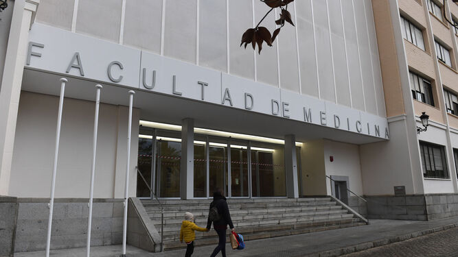 Entrada principal de la Facultad de Medicina de la Universidad de Cádiz.