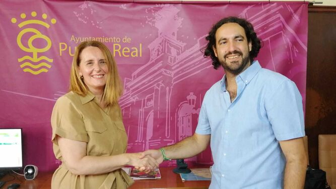 Aurora Salvador y Antonio Gil tras firmar el acuerdo en Puerto Real