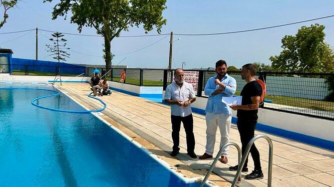 El nuevo alcalde Miguel Rodríguez, con varios concejales, supervisando  la piscina.