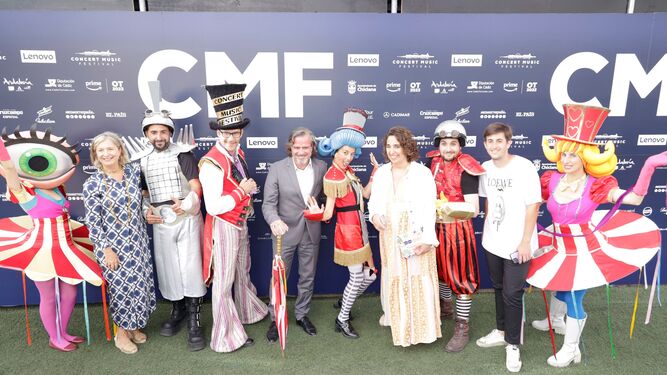 El grupo de animación de CMF, junto a Rafa Casillas JR y autoridades en la apertura oficial del evento este viernes.