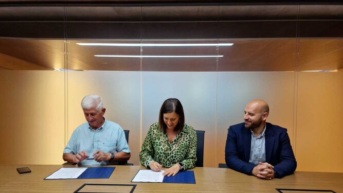 Antonio Romero (i.) y Patricia Cavada firman el convenio, junto a Miguel Ángel Fernández.