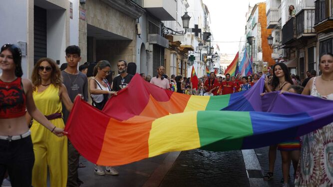 La marcha por el Día del Orgullo, a su paso por la calle Palacios de El Puerto.
