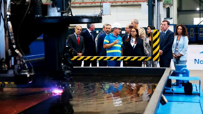 Corte de chapa del patrullero para Marruecos en los astilleros de Navantia de San Fernando. En la imagen, entre otras autoridades, el presidente de Navantia, Ricardo Domínguez; y la embajadora de Marruecos, Karima Benyaich.