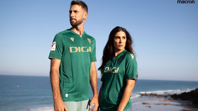 El fútbol masculino y el femenino protagonizan la puesta de largo de la nueva camiseta.