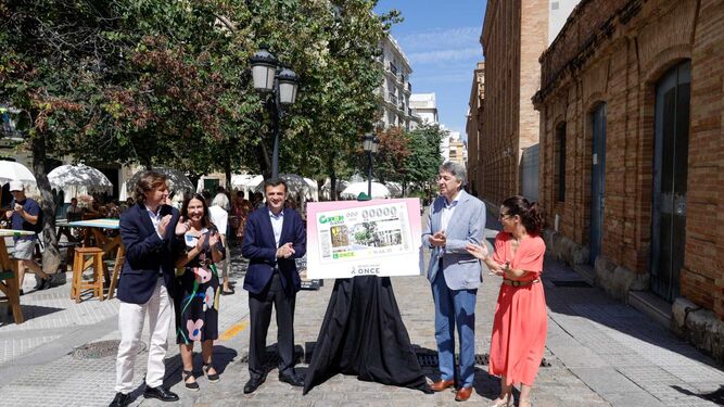Pablo Otero, Silvia Rodríguez, Bruno García, Alberto Ríos y Gloria Bazán, en la calle Plocia con el cupón de la ONCE ilustrado con la vía gaditana.