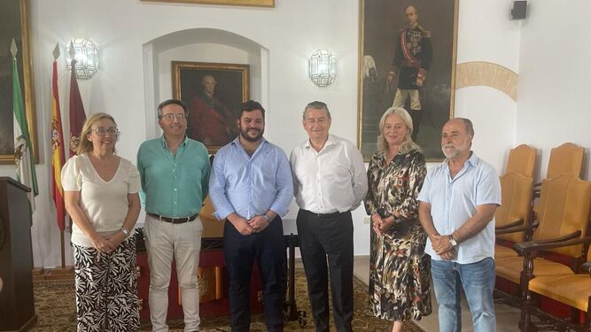 D.C. El consejero de la Presidencia, Antonio Sanz, en Arcos, con el nuevo alcalde Miguel Rodríguez y otros cargos
