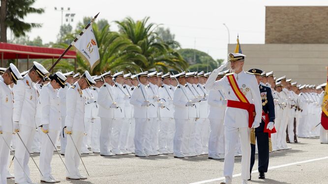 El Rey Felipe VI pasa revista al batallón de alumnos de la Escuela de Suboficiales de la Armada, en San Fernando, antes de hacer entrega de los Reales Despachos.