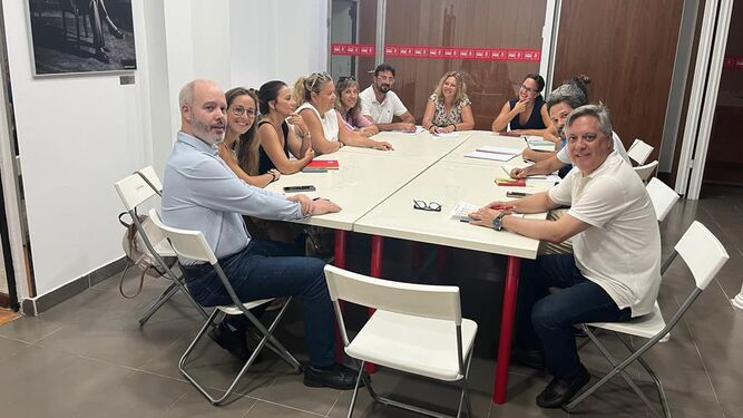 Miembros del PSOE y de la Coordinadora de la Escuela Pública, en un momento de la reunión.