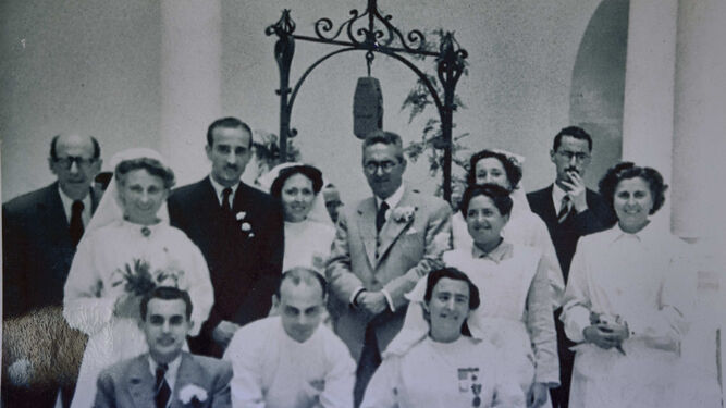 En primer fila, con bata blanca, el doctor Pascual Pascual en el primitivo Hospital.