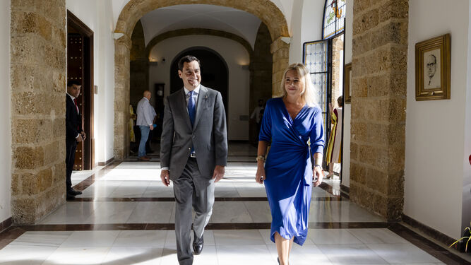 Almudena Martínez con Juanma Moreno a su llegada al pleno de constitución de la Diputación de Cádiz.
