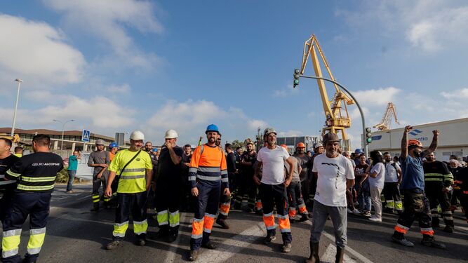 Protesta del Metal a las puertas del astillero de Cádiz.