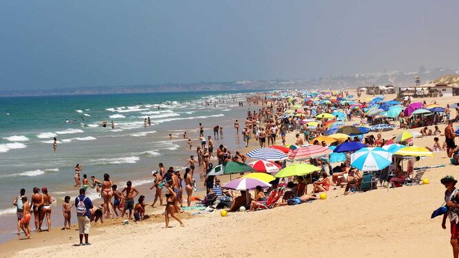 La playa El Palmar de Vejer, llena de gente durante esta semana.