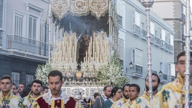 La Virgen del Carmen por la Alameda en su procesión de 2019.